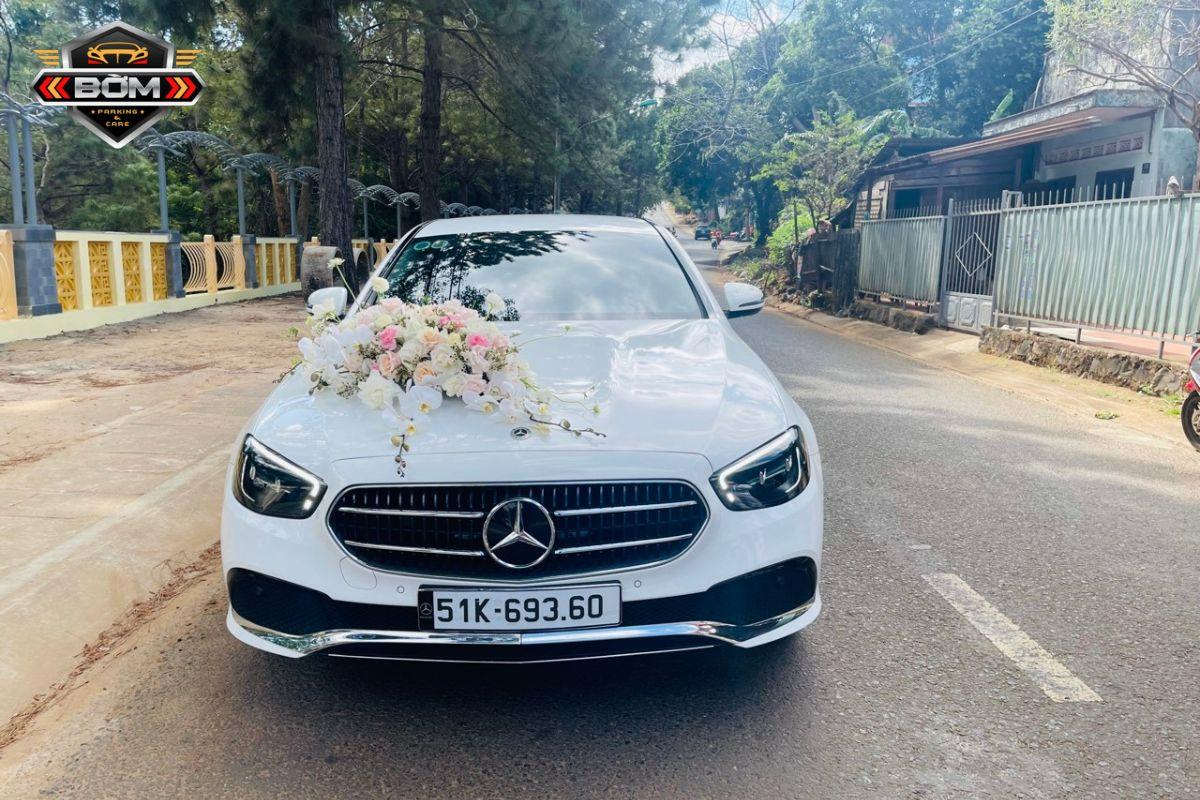 Hoa tươi trang trí cho xe Mercedes thêm phần sang trọng và quý phái, đẳng cấp khác biệt.